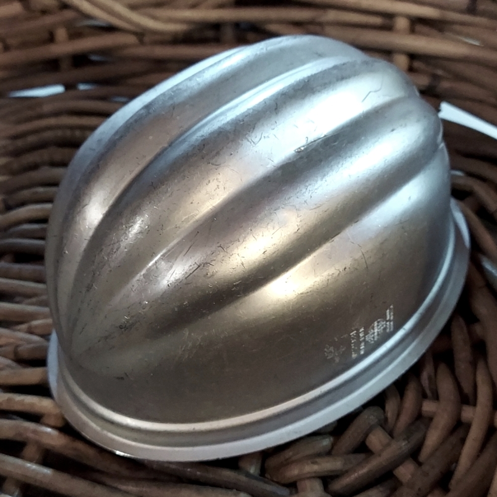 Vintage Wear-Ever Aluminum Melon Mold 2931